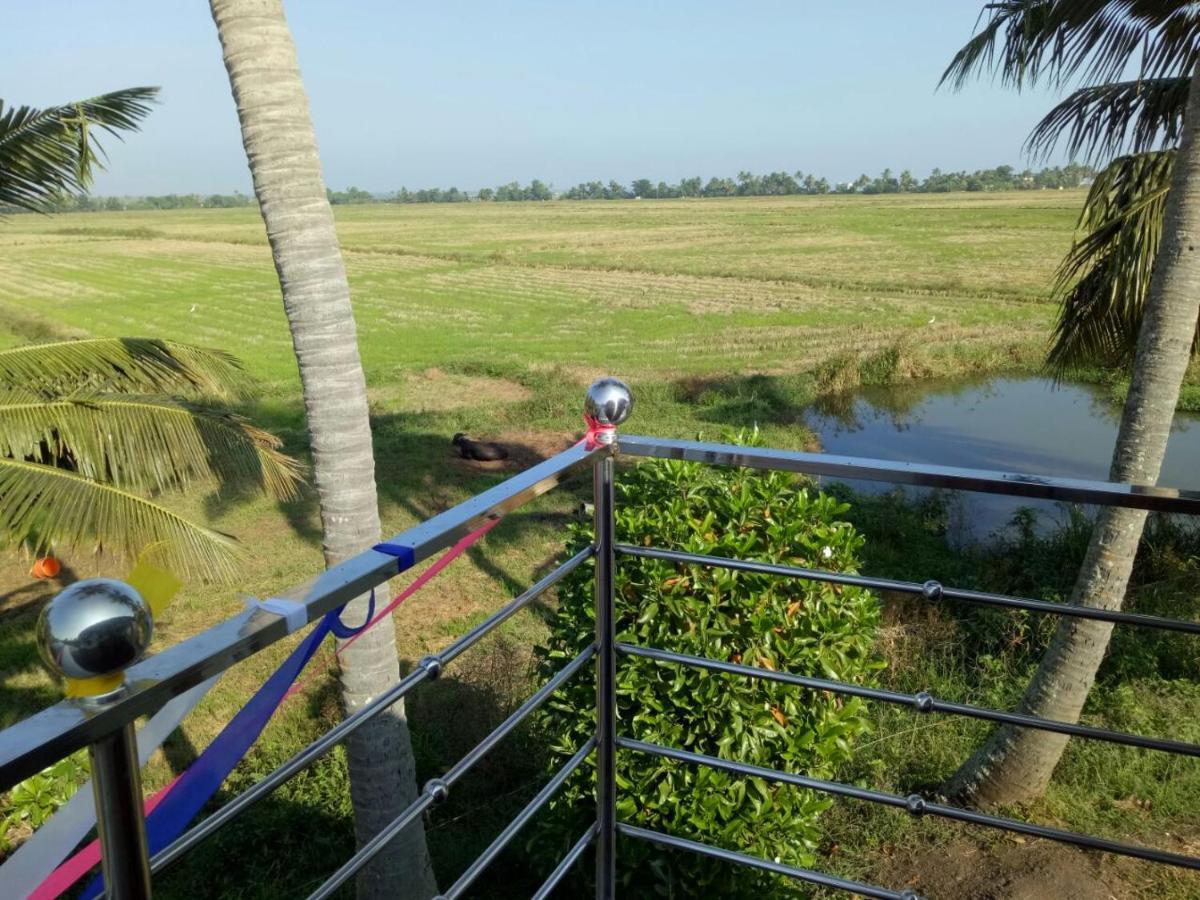 Marari Houseboat Hotel Mararikulam Exterior photo