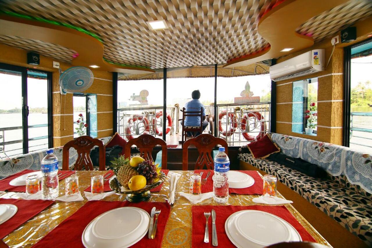 Marari Houseboat Hotel Mararikulam Exterior photo