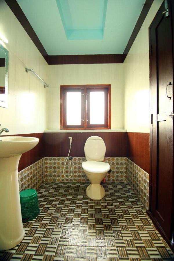 Marari Houseboat Hotel Mararikulam Exterior photo