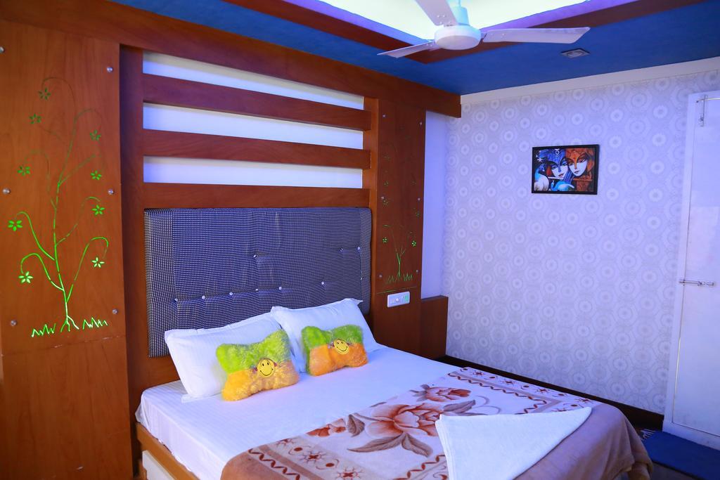 Marari Houseboat Hotel Mararikulam Exterior photo