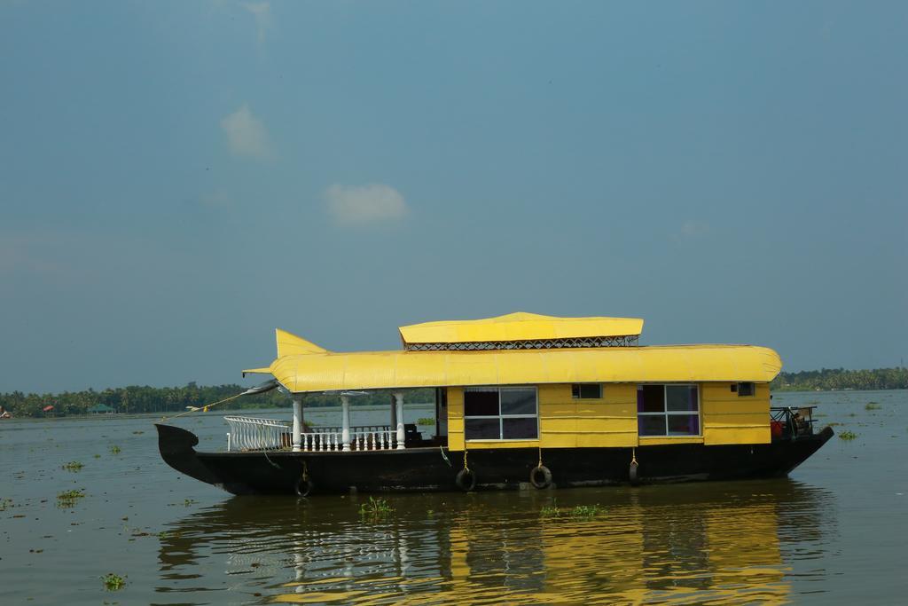 Marari Houseboat Hotel Mararikulam Exterior photo