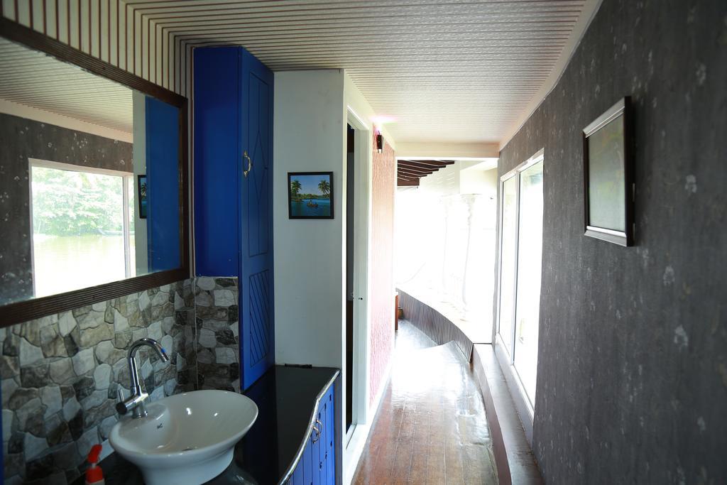 Marari Houseboat Hotel Mararikulam Exterior photo