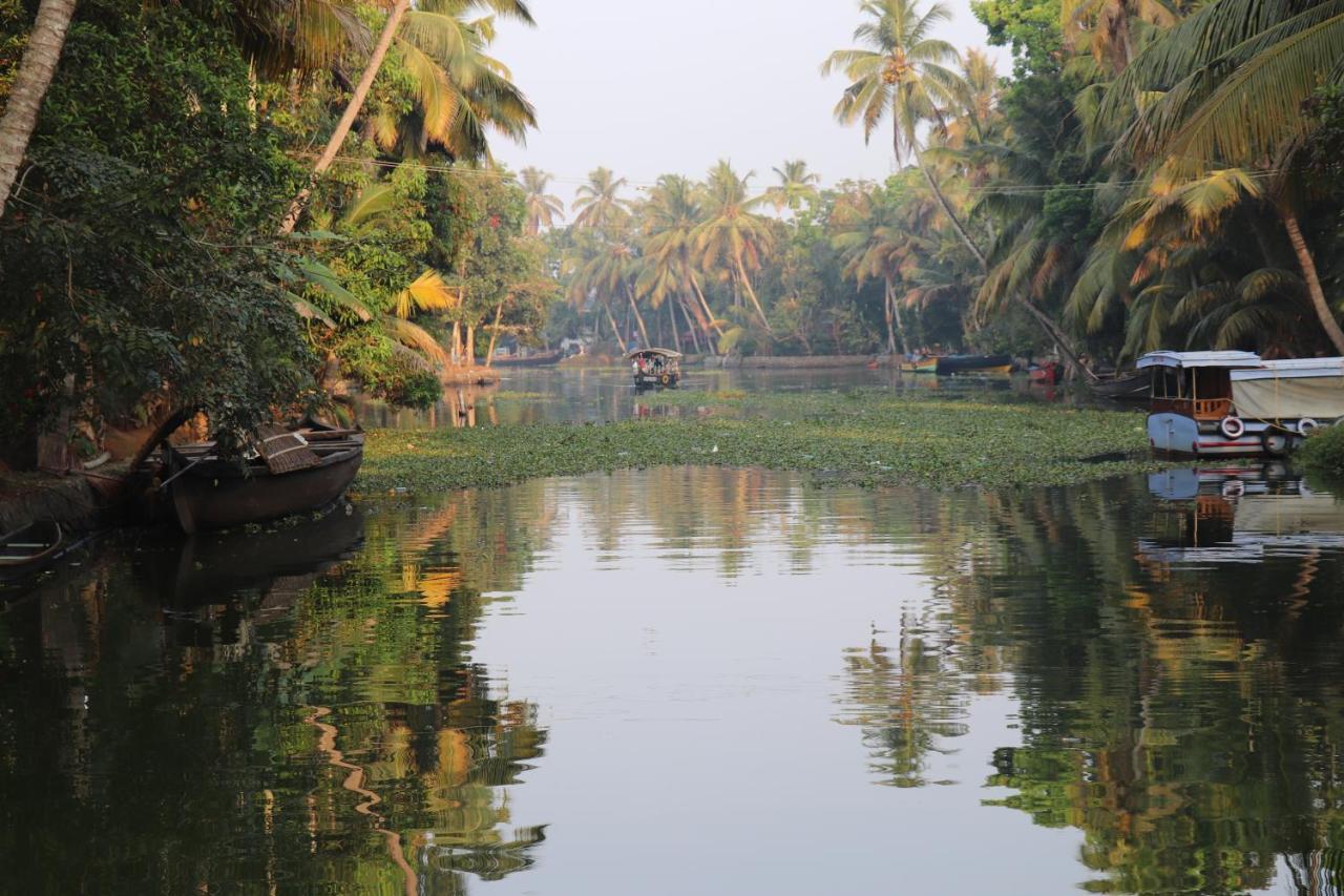 Marari Houseboat Hotel Mararikulam Exterior photo