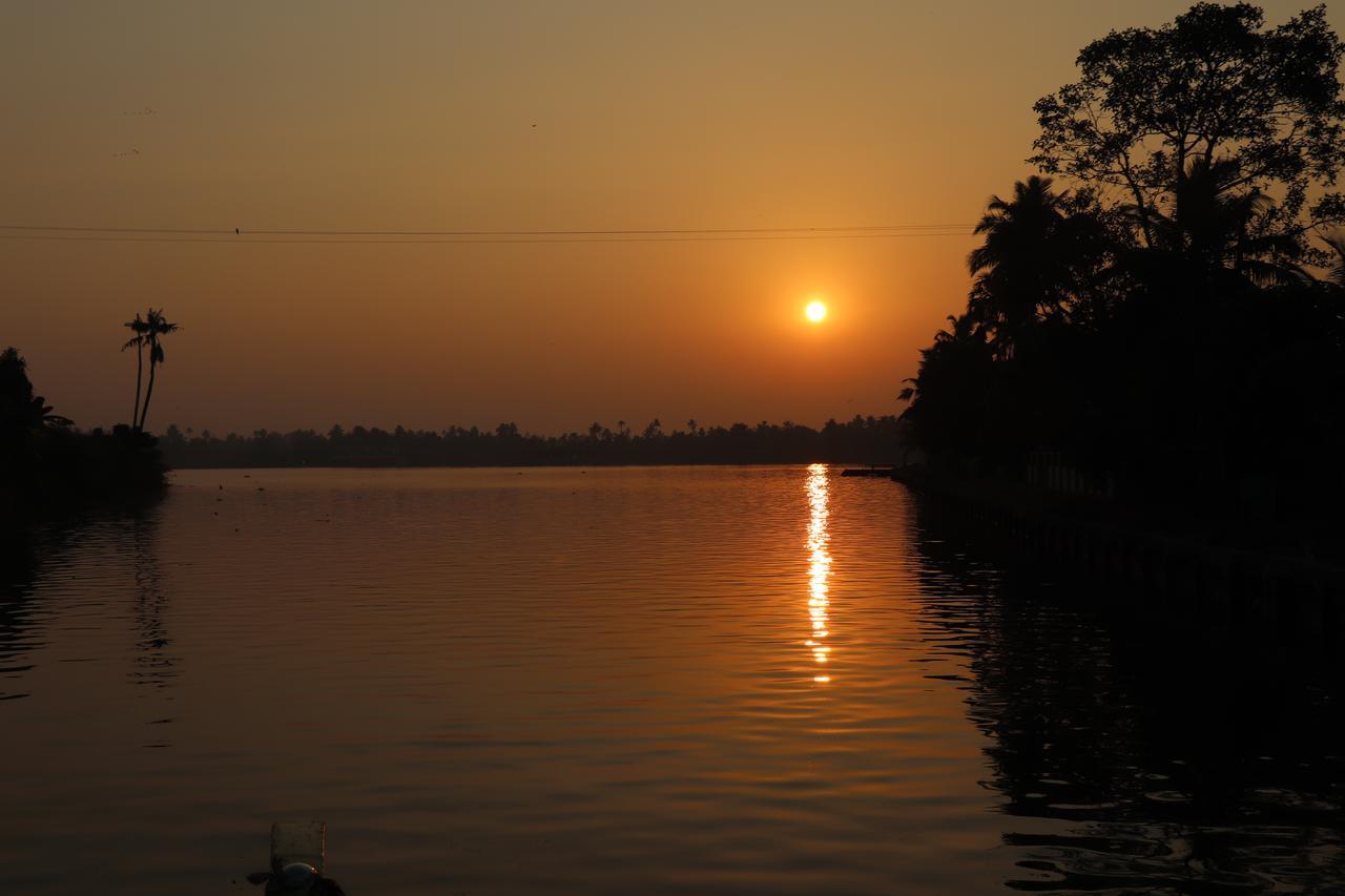 Marari Houseboat Hotel Mararikulam Exterior photo